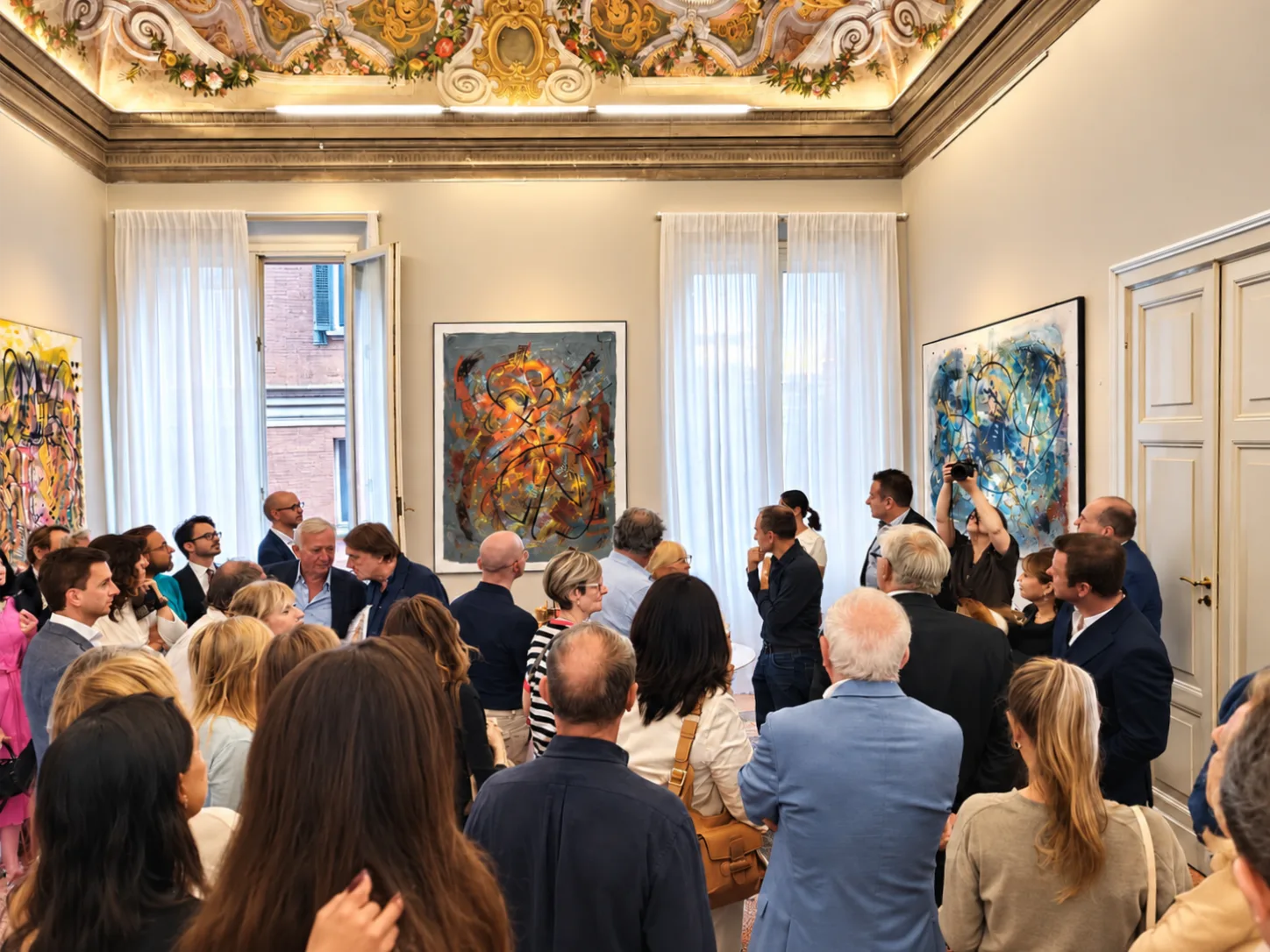 Pubblico e opere di Matteo Ferretti in un contesto espositivo
